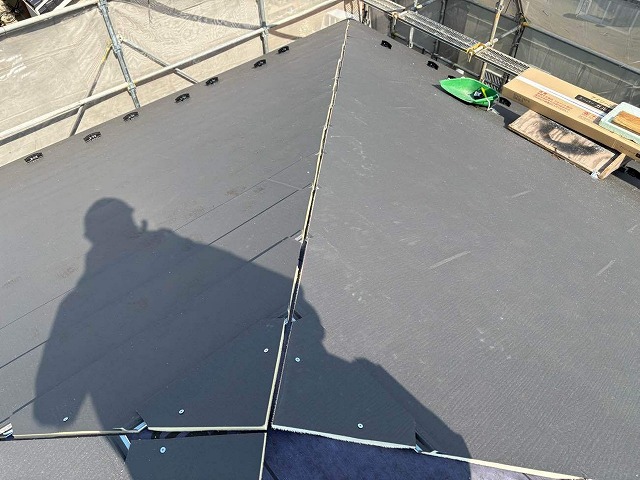 岐阜市でスーパーガルテクトのカバー工事！棟や雪止め金物を取り付けて最後の仕上げ